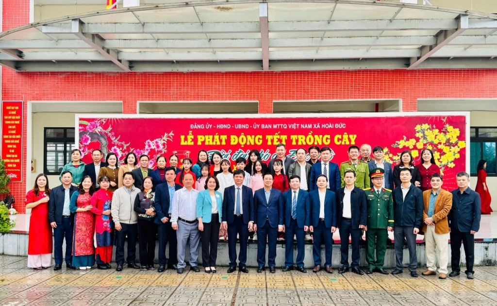 Lãnh đạo xã Hoài Đức cùng các đại biểu tham dự Lễ phát động “Tết trồng cây đời đời nhớ ơn Bác Hồ” Xuân Bính Ngọ 2026. Ảnh: Đỗ Hạnh.