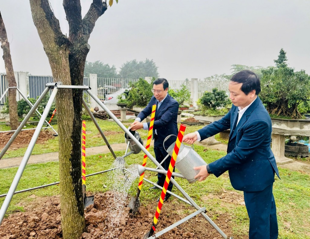 Các đồng chí lãnh đạo xã Hoài Đức cùng đại biểu trực tiếp trồng những cây xanh đầu tiên tại khuôn viên trường Tiểu học Đức Giang. Ảnh: Đỗ Hạnh