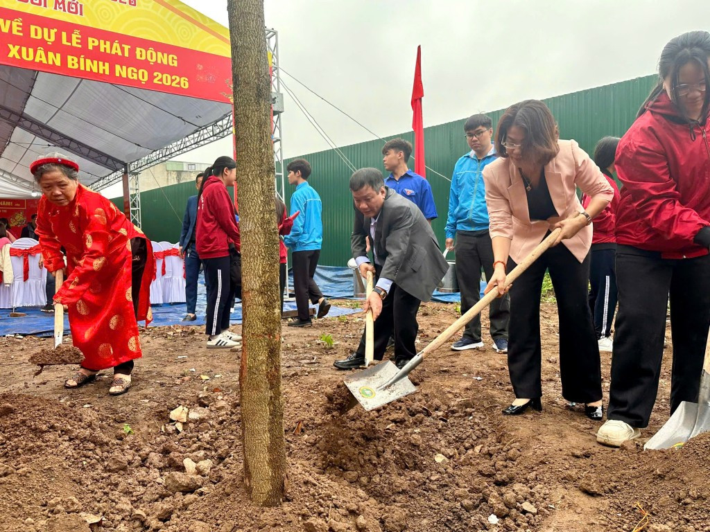 Đồng chí Nguyễn Tiến Cường - Bí thư Đảng ủy, Chủ tịch HĐND xã Thanh Trì và đồng chí Phạm Thị Thùy Vân - Phó Chủ tịch Hội đồng Nhân dân xã Thanh Trì cùng các đại biểu trồng cây (Ảnh: T.H)