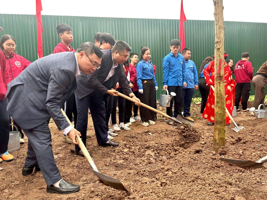 Lãnh đạo xã Thanh Trì và các đại biểu trồng cây (Ảnh: T.H)