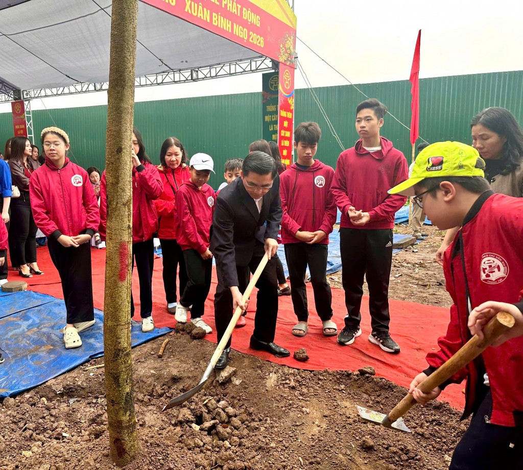 Đồng chí Nguyễn Duy Tấn - Phó Bí thư Thường trực Đảng ủy xã Thanh Trì trồng cây (Ảnh: T.H)