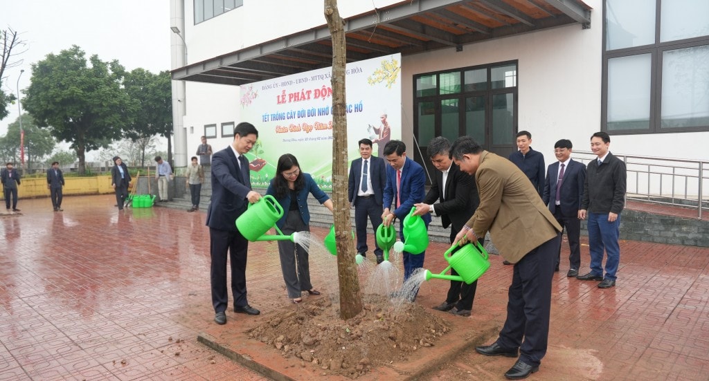 Lãnh đạo xã Dương Hòa cùng các đại biểu thực hiện nghi lễ trồng cây đầu Xuân. Ảnh: Phượng Nguyễn