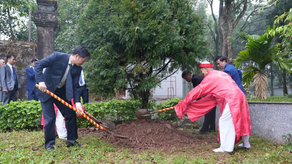 Lãnh đạo xã Dương Hòa cùng các đại biểu thực hiện nghi lễ trồng cây đầu Xuân. Ảnh: Phượng Nguyễn
