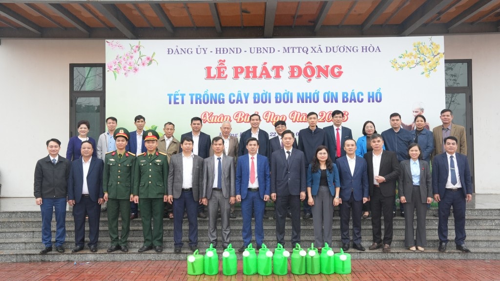 Lãnh đạo xã Dương Hòa cùng các đại biểu tại Lễ phát động “Tết trồng cây đời đời nhớ ơn Bác Hồ” Xuân Bính Ngọ năm 2026, sáng 22/2. Ảnh: Phượng Nguyễn