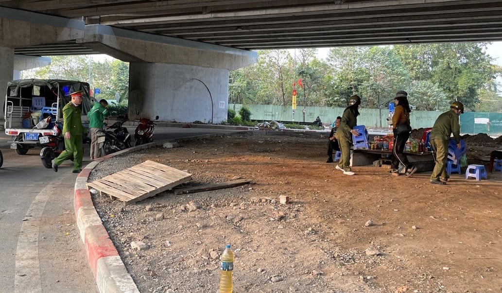 Le autorità stanno intensificando i pattugliamenti e le ispezioni per contrastare la sosta illegale, l'occupazione abusiva di strade e marciapiedi, i mercati improvvisati e il parcheggio abusivo di veicoli. Foto: Minh Duc.