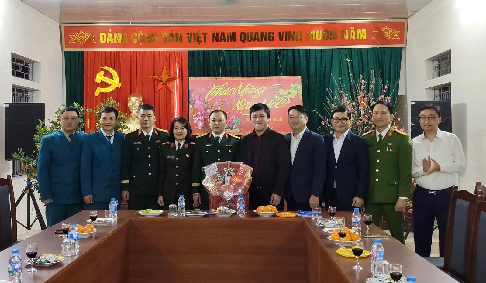 Il presidente del Comitato popolare del distretto di Yen So, Vu Tuan Dat, insieme ad altri membri del Comitato del Partito di distretto, del Consiglio popolare, del Comitato popolare e del Comitato del Fronte della Patria del Vietnam, ha fatto visita, ha portato gli auguri di Capodanno e ha incoraggiato le unità in servizio durante il Tet (Capodanno vietnamita).