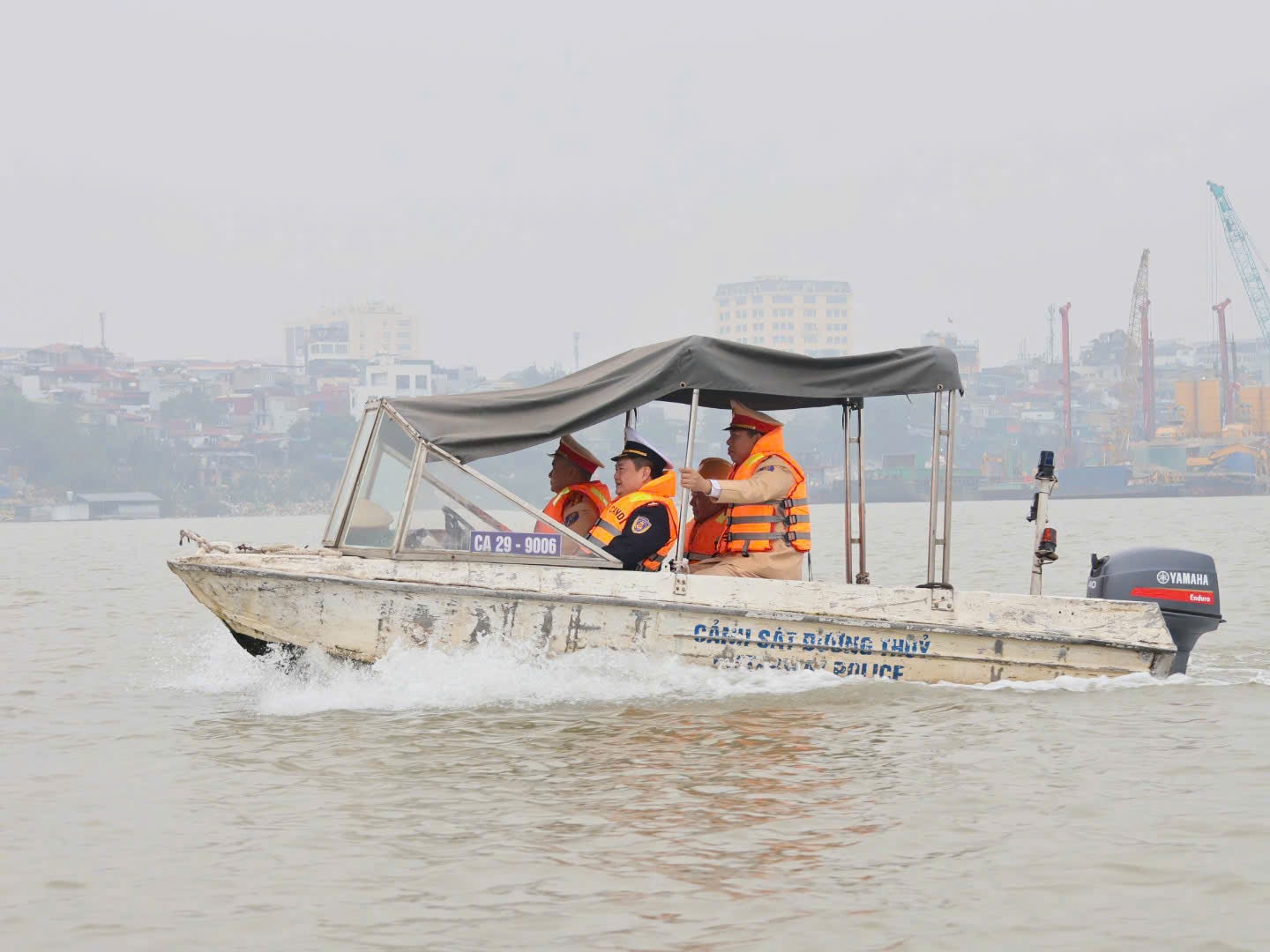 Cảnh sát đường thủy Hà Nội bảo đảm giao thông sau Tết