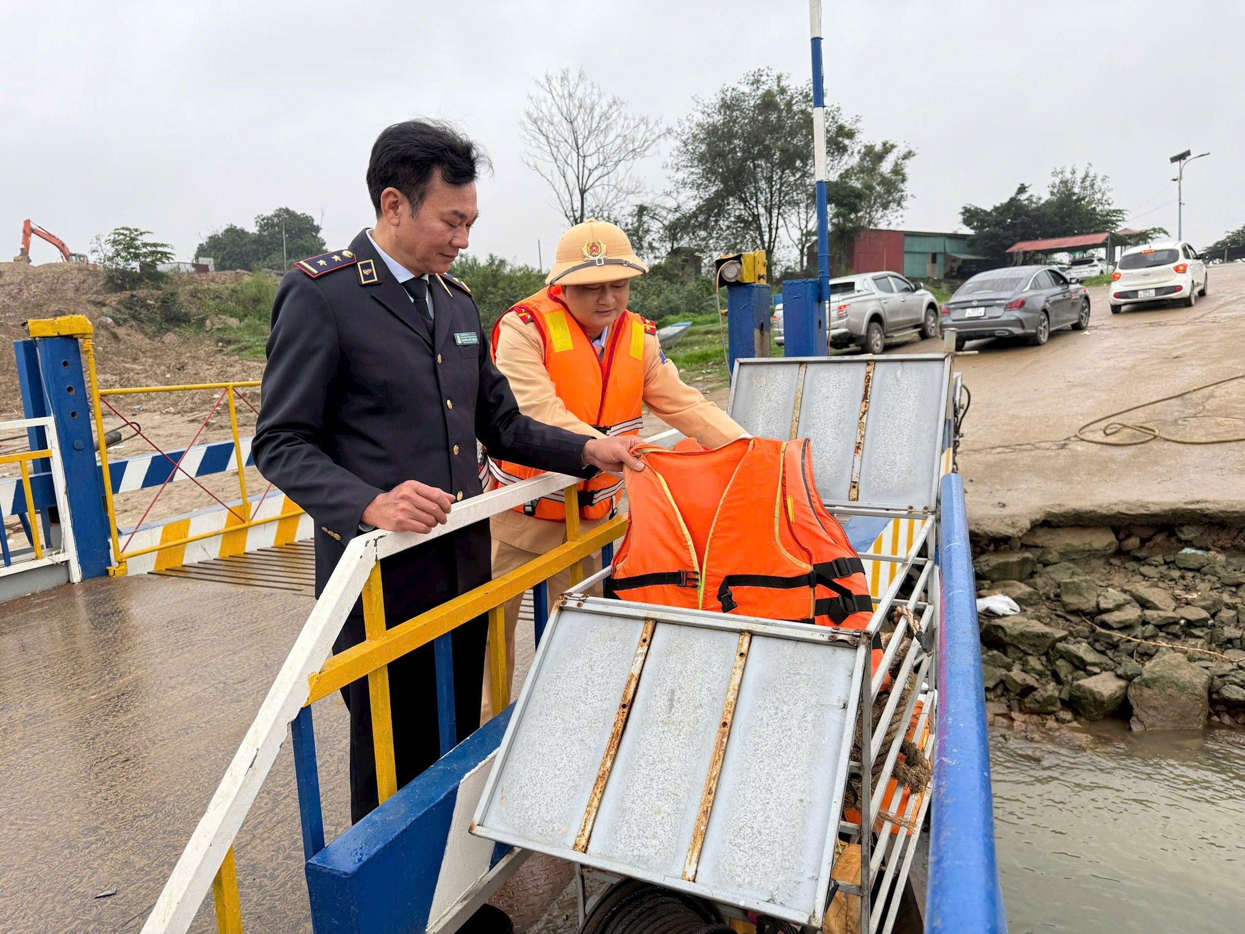 Cảnh sát đường thủy Hà Nội bảo đảm giao thông sau Tết - 1