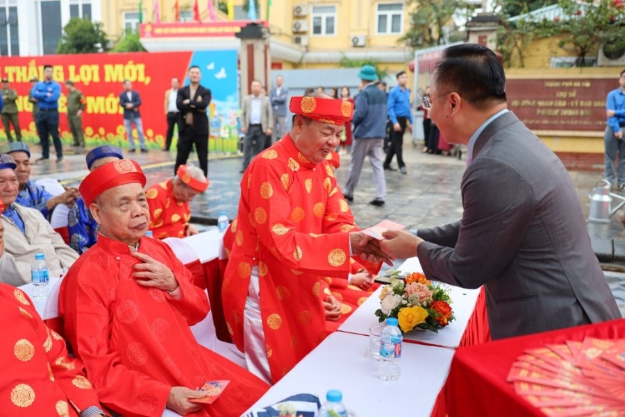 Đồng chí Võ Xuân Trọng, Bí thư Đảng ủy, Chủ tịch HĐND phường mừng thọ các cụ tham gia Tết Trồng cây