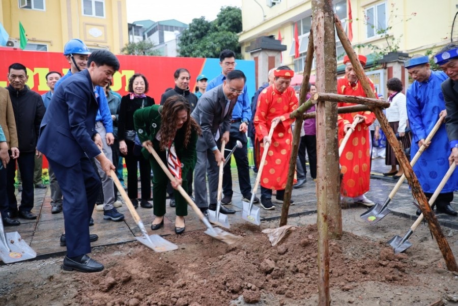 Lãnh đạo phường và các vị bô lão thực hiện nghi thức trồng cây