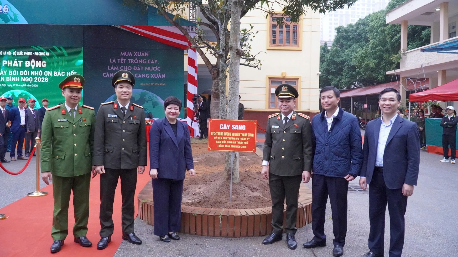 Chủ tịch HĐND TP Phùng Thị Hồng Hà dự Tết trồng cây tại Hà Đông