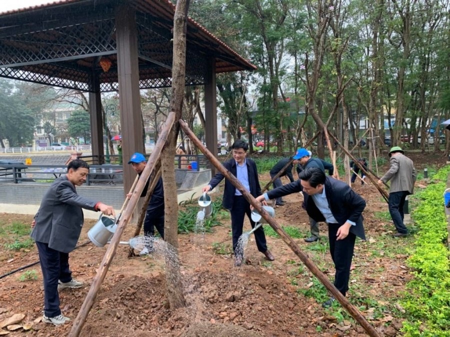 Lãnh đạo và cán bộ, công chức phường Nghĩa Đô tham gia trồng cây xanh. Ảnh: PV