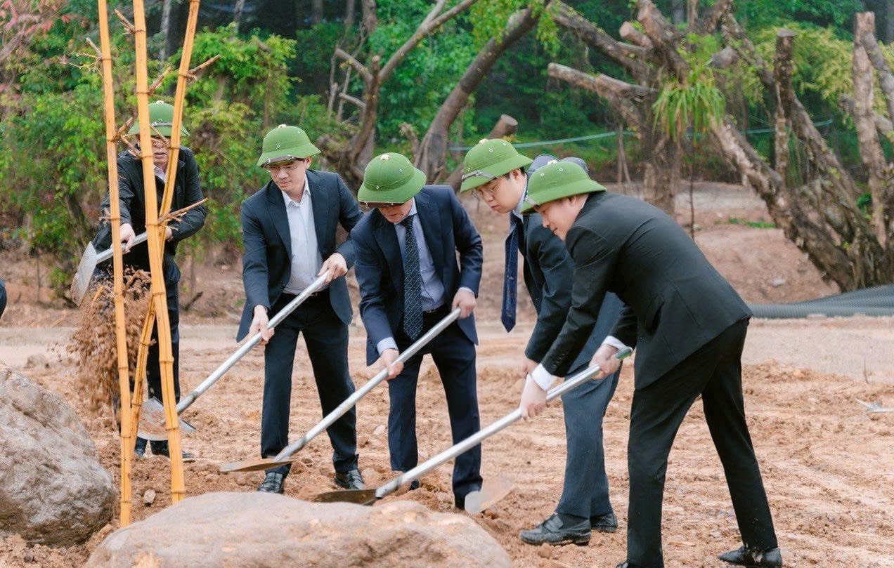 Các đại biểu tham gia trồng cây trong khuôn viên Di tích quốc gia đặc biệt Đền Sóc