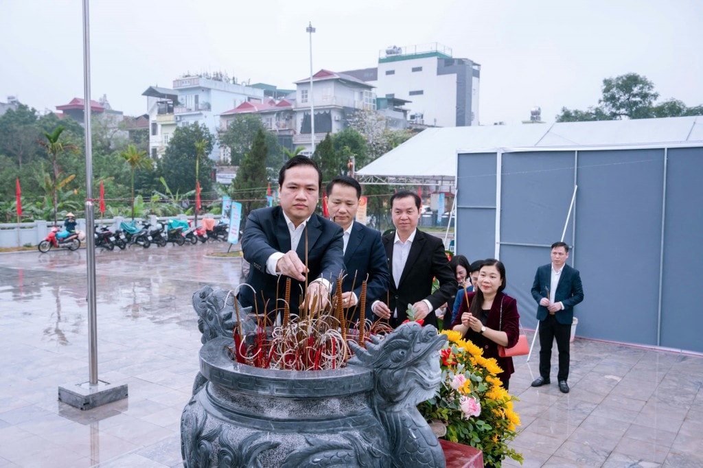 Các đồng chí Thường trực, Ban Thường vụ Đảng ủy dâng hương, dâng hoa tưởng niệm các anh hùng Liệt sĩ tại Đài tưởng niệm Liệt sĩ Thụy Phương