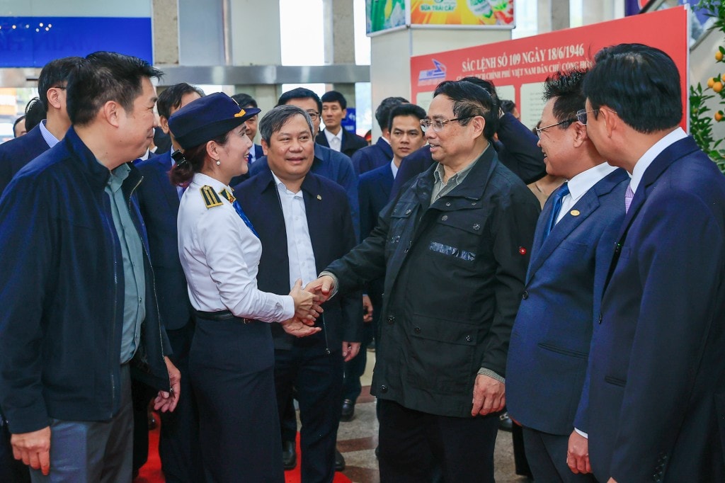 Thủ tướng kiểm tra công tác phục vụ vận tải Tết tại ga Hà Nội - Ảnh: VGP/Nhật Bắc