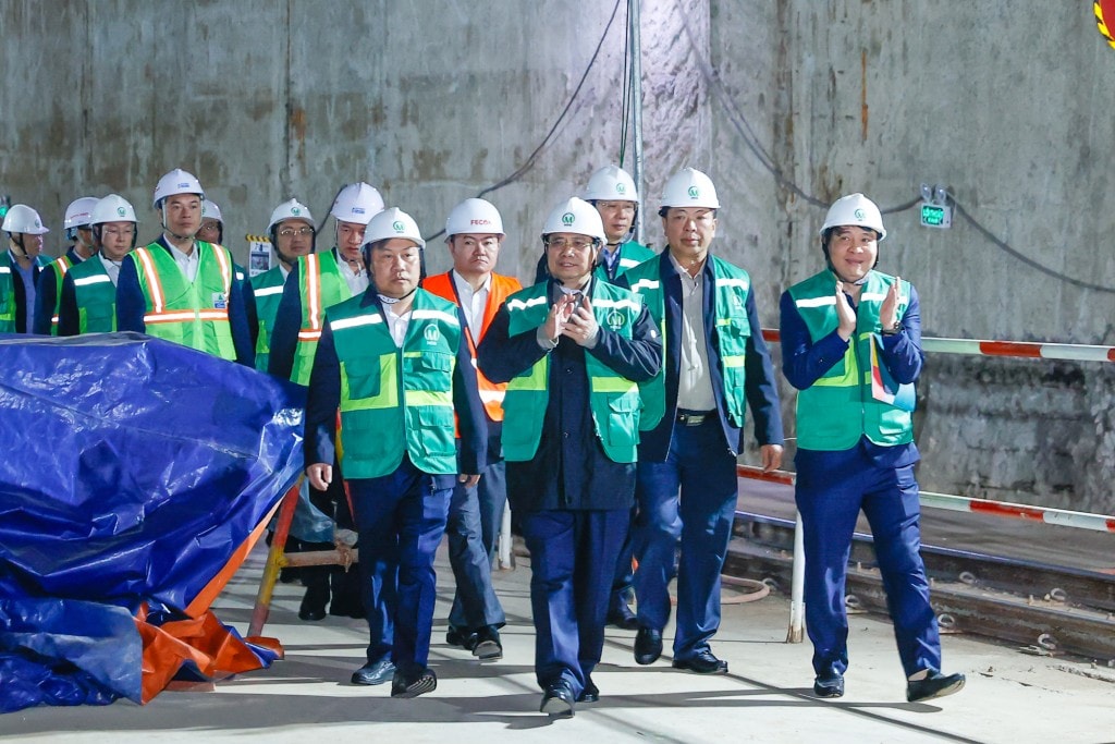 Thủ tướng Phạm Minh Chính kiểm tra hiện trường dự án tuyến đường sắt đô thị số 3 Nhổn – Ga Hà Nội - Ảnh: VGP/Nhật Bắc