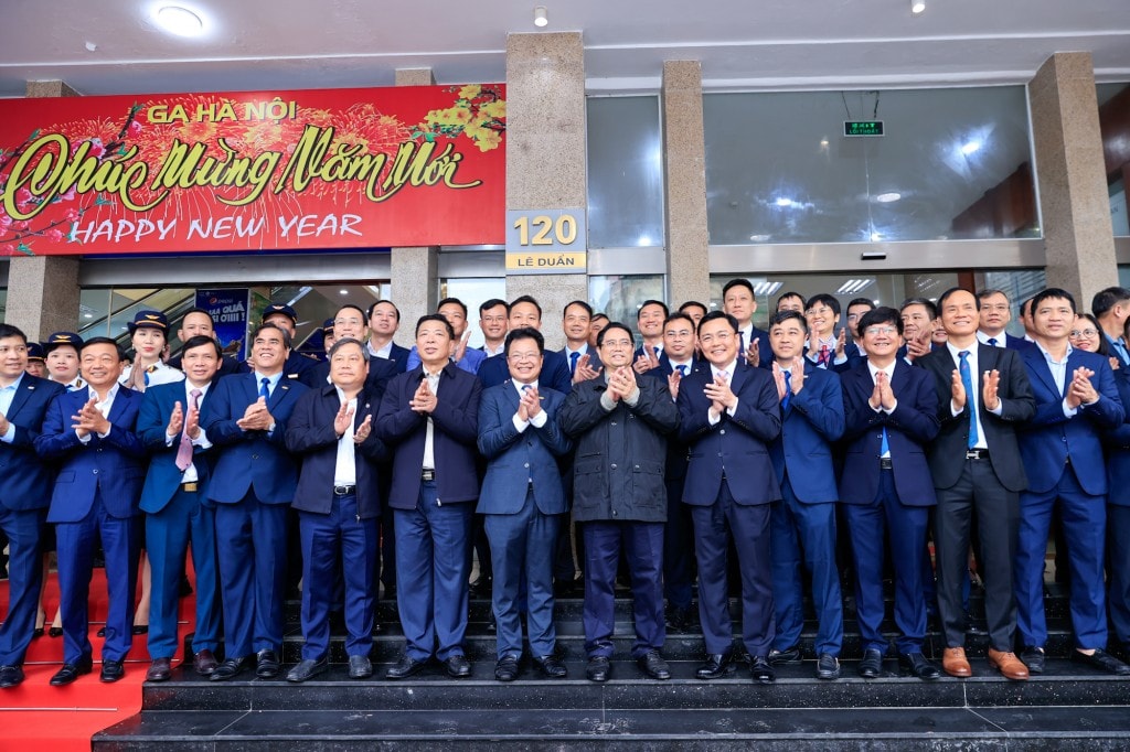 Thủ tướng kiểm tra công tác phục vụ vận tải Tết tại ga Hà Nội - Ảnh: VGP/Nhật Bắc