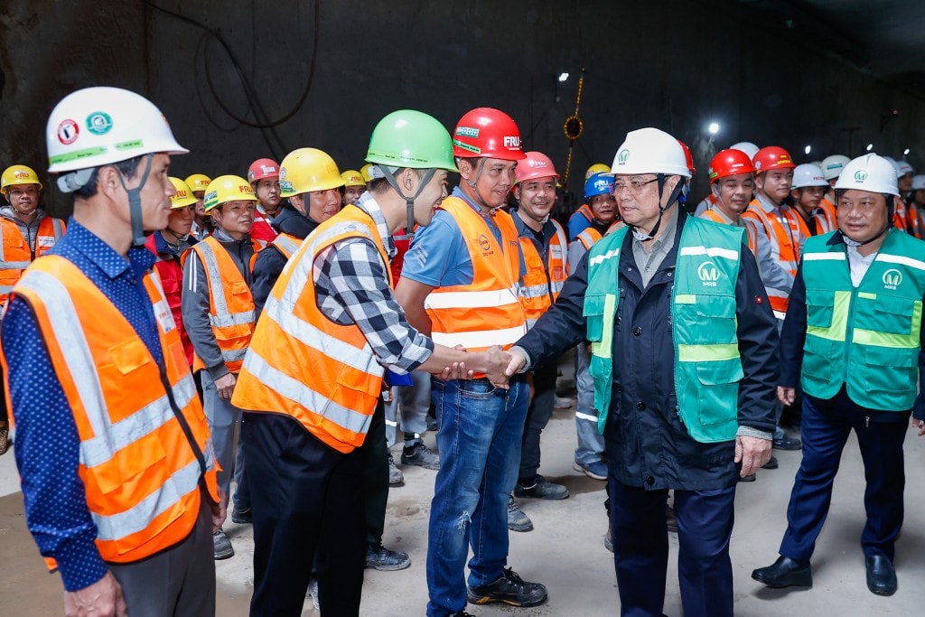 Thủ tướng thăm, kiểm tra và động viên công nhân, kỹ sư thi công tại hầm ga S9 Kim Mã - Ảnh: VGP/Nhật Bắc