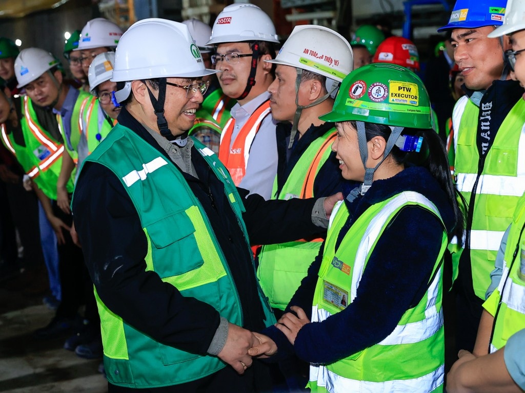 Thủ tướng biểu dương đội ngũ cán bộ, kỹ sư, công nhân đã hy sinh thời gian, niềm vui sum họp gia đình, làm việc xuyên lễ, xuyên Tết để thúc đẩy tiến độ thi công dự án - Ảnh: VGP/Nhật Bắc