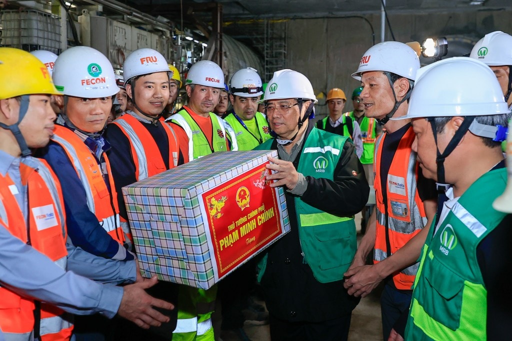 Thủ tướng chúc tết, tặng quà đội ngũ công nhân, kỹ sư thi công tại hầm ga S11 Văn Miếu - Ảnh: VGP/Nhật Bắc