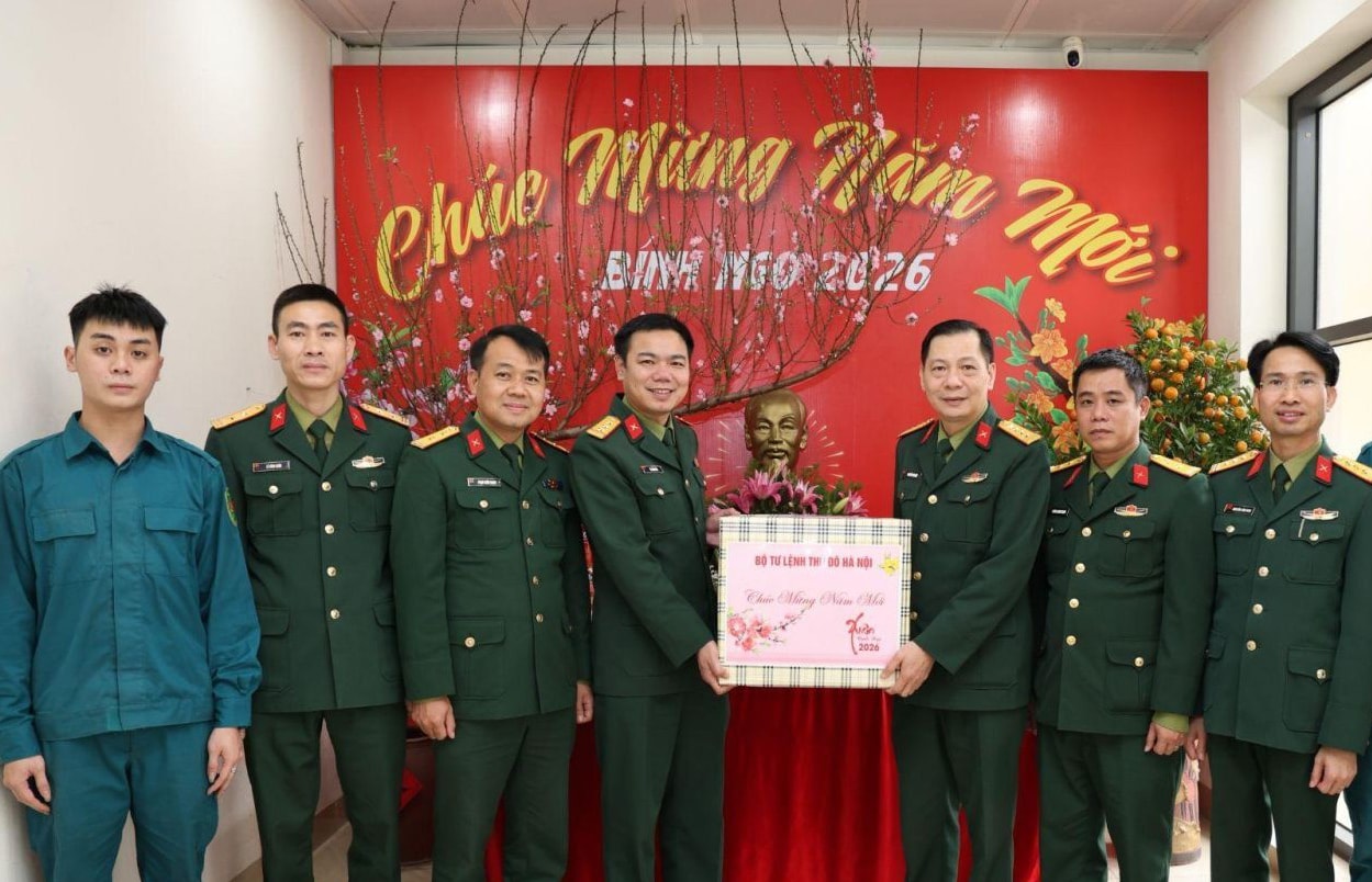 doan-cong-tac-bo-tu-lenh-thu-do-ha-noi-tang-qua-chuc-tet-ban-ban-chi-huy-quan-su-phuong-hong-ha..jpg