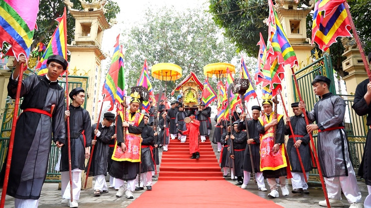 Đoàn rước nghênh giá văn về đền. Ảnh: Cao Tùng