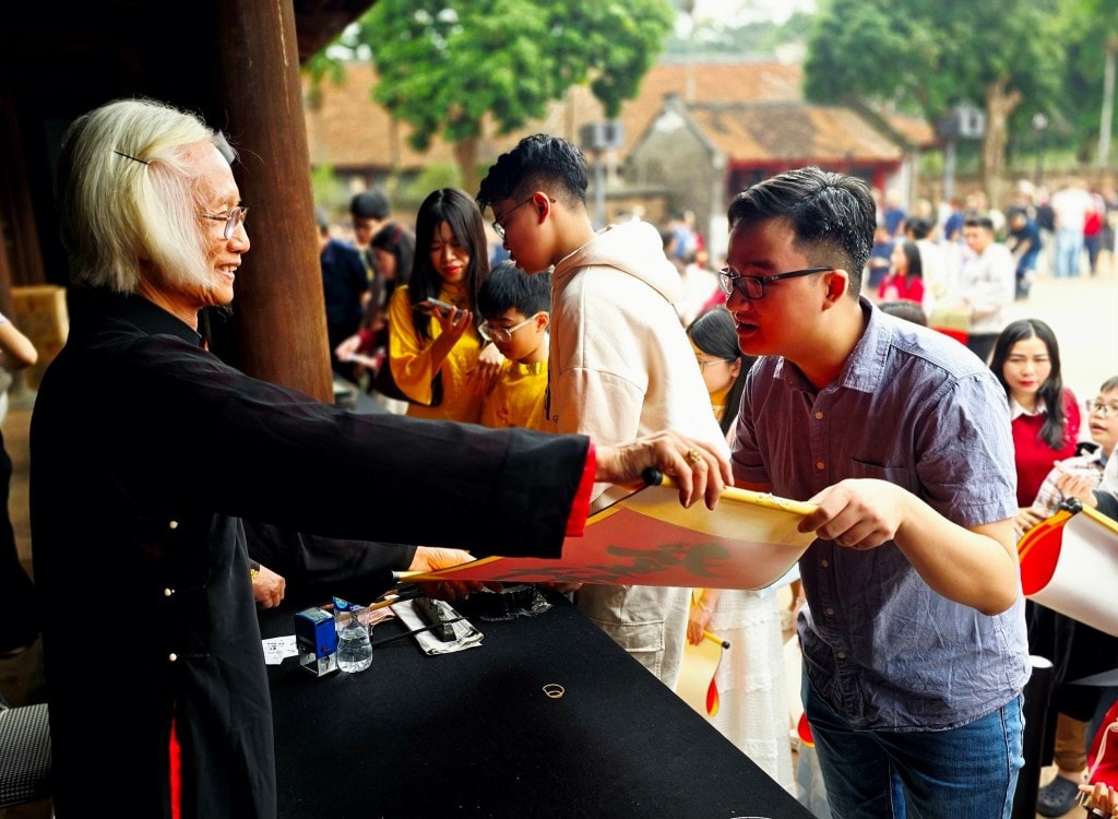 Richiedere un servizio di calligrafia: una bellissima tradizione degli abitanti di Hanoi (Foto: Tempio della Letteratura)