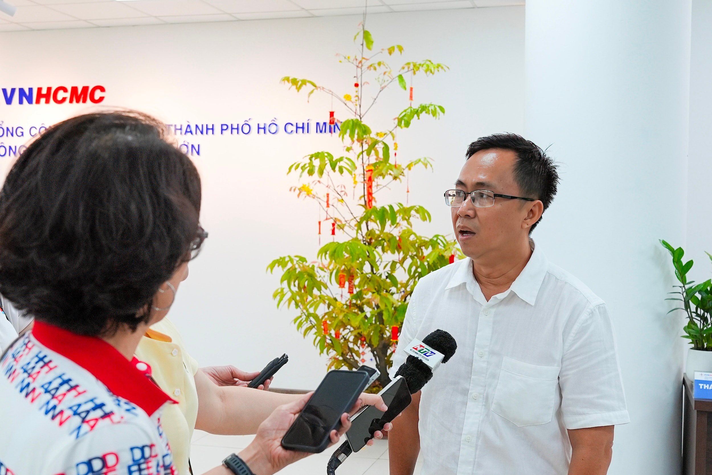 Ông Nguyễn Văn Thanh, Tổng Giám đốc EVNHCMC (bên trái) lắng nghe ông Phạm Ngọc Minh, Giám đốc Trung tâm Điều độ hệ thống điện thành phố Hồ Chí Minh báo cáo tình hình cung cấp điện dịp Tết Nguyên đán.