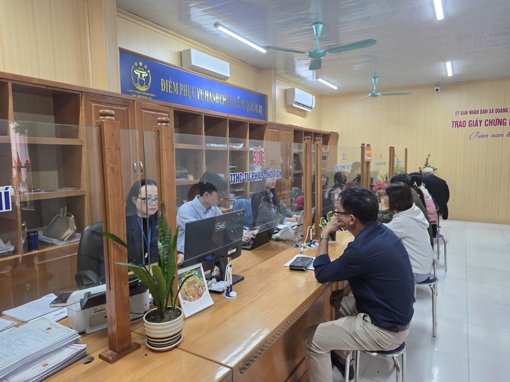 Người dân đến bộ phận một cửa sáng ngày làm việc đầu tiên sau kỳ nghỉ Tết Nguyên đán