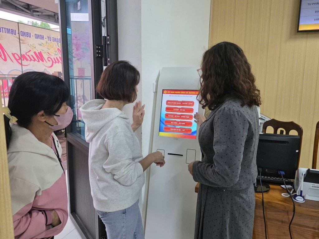 Người dân dược hướng dẫn tận tình khi đến làm thủ tục hành chính