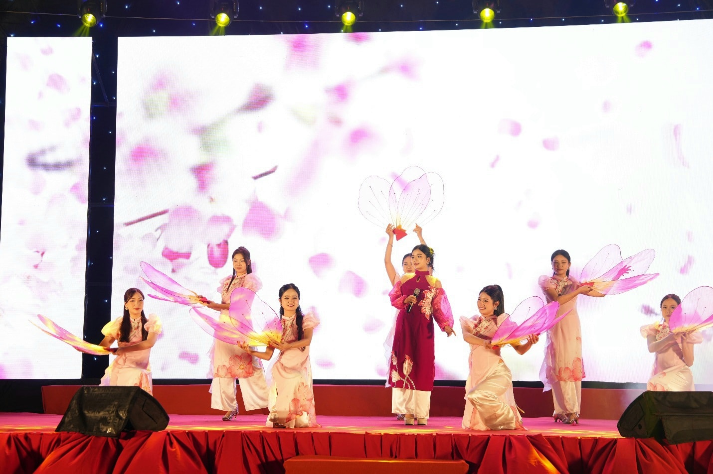 Un vivace programma artistico ha celebrato la vigilia del Capodanno lunare dell'Anno del Cavallo 2026 a Gia Lam. Foto: Hoang Anh