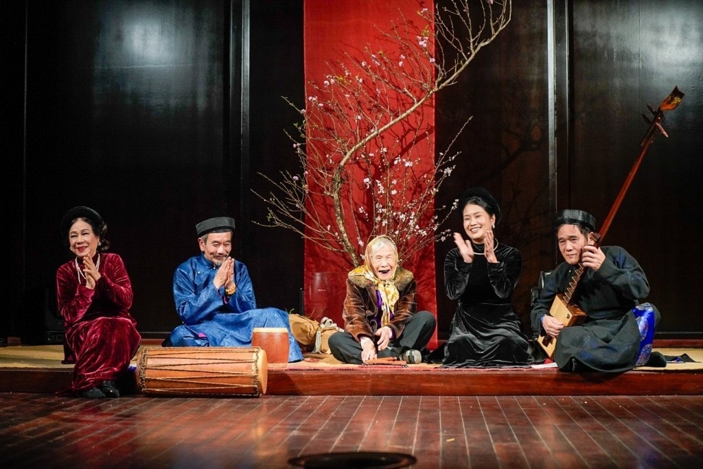 Programu se účastní stoletý lidový řemeslník Nguyen Thi Khuou.