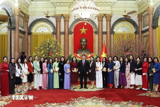 chu-tich-nuoc-luong-cuong-chuc-tet-can-bo-nguoi-lao-dong-van-phong-chu-tich-nuoc-1.jpg