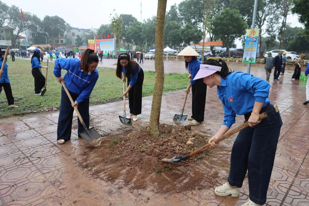 Các lực lượng tại Hà Nội tích cực tham gia Tết trồng cây (Ảnh: Vũ Cường)