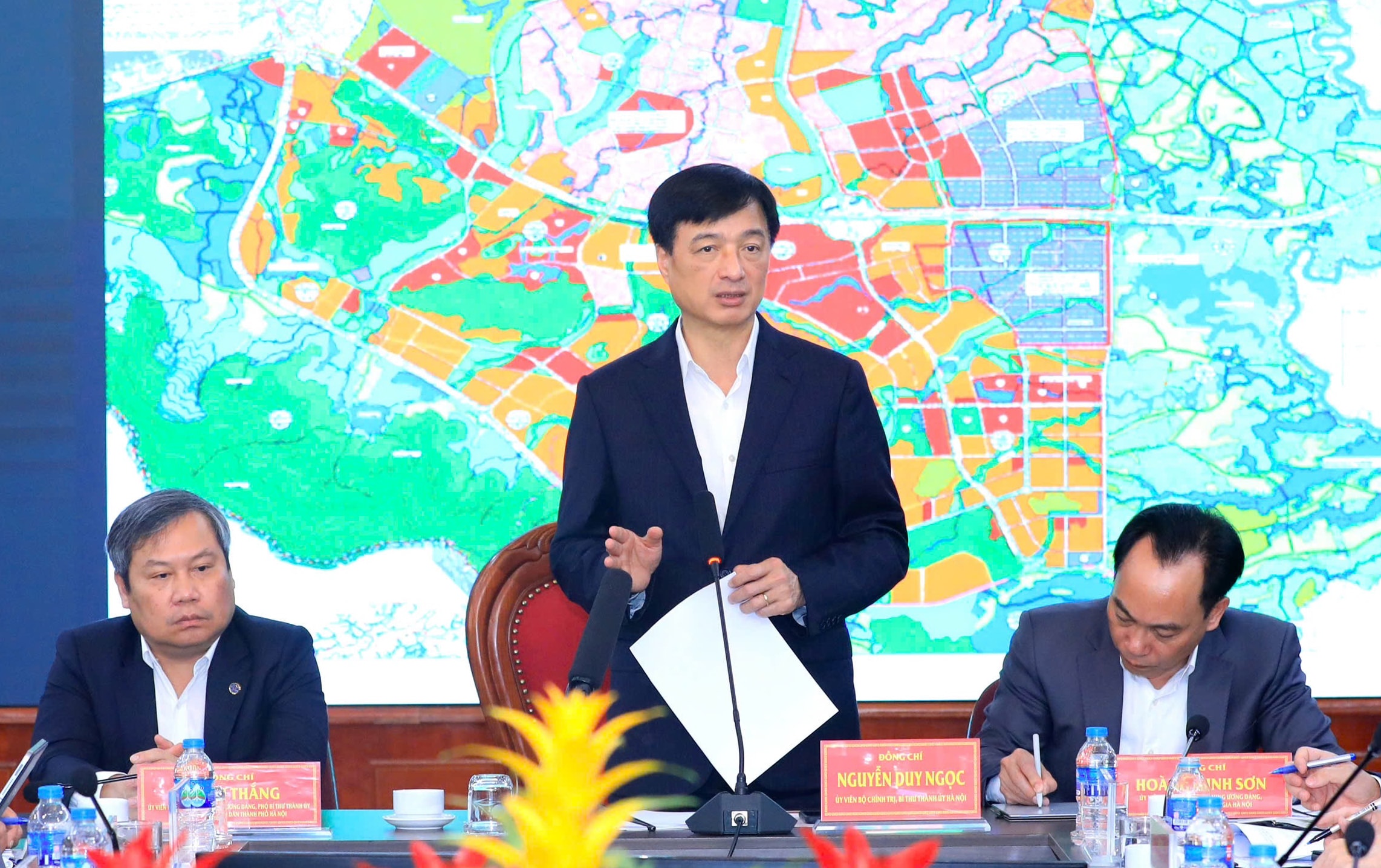 Il segretario del Partito di Hanoi, Nguyen Duy Ngoc, pronuncia un discorso durante una sessione di lavoro con il consiglio di amministrazione delle zone ad alta tecnologia e delle zone industriali di Hanoi e alcune unità della città. -anh-quang-thai.jpg