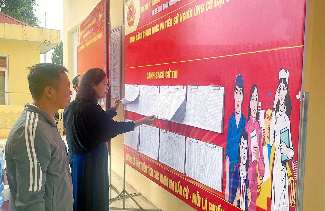cong-dan-tren-dia-ban-xa-ung-thien-theo-doi-kiem-tra-thong-tin-trong-danh-sach-cu-tri-1-.jpg