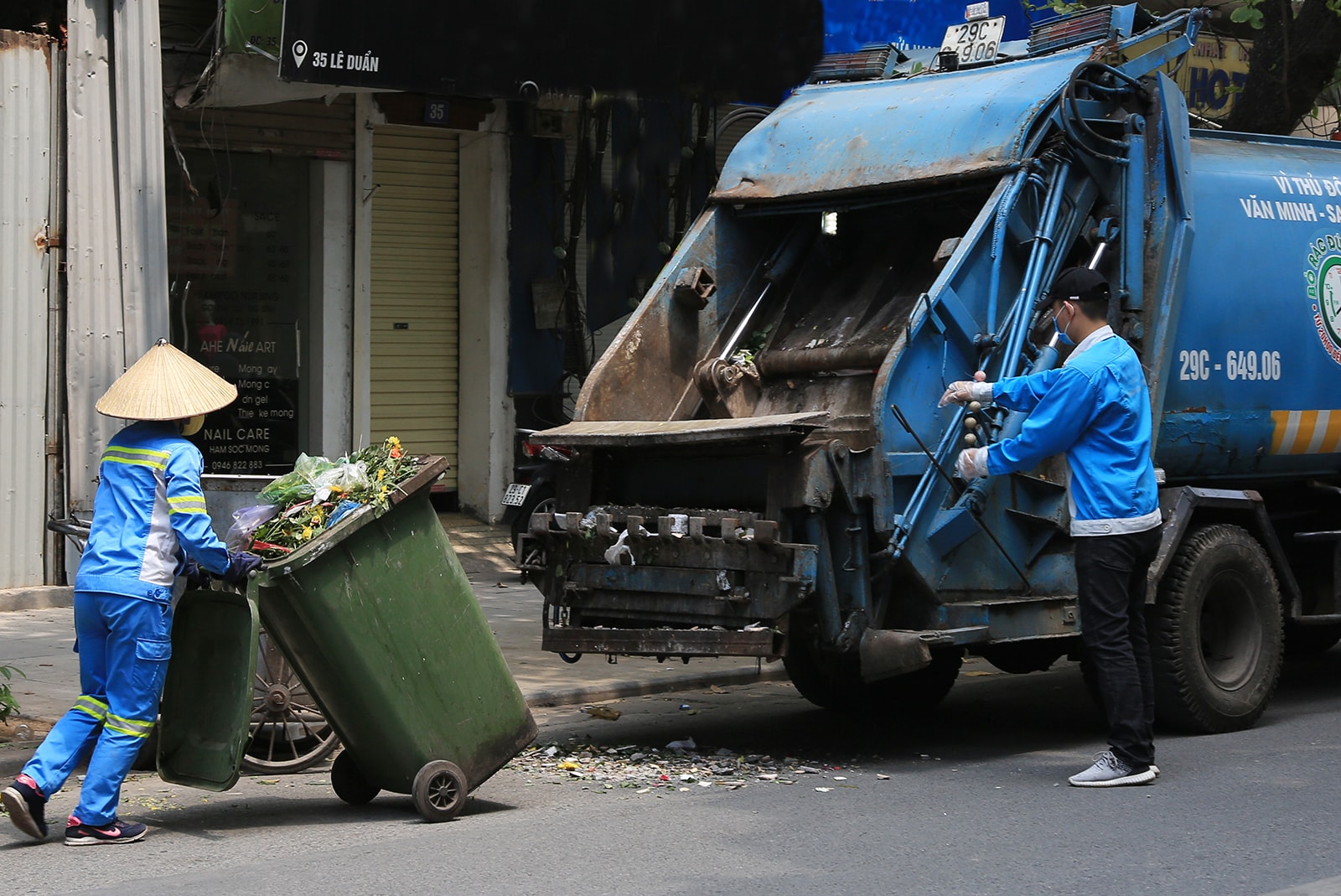 Raccolta dei rifiuti nella zona del quartiere Van Mieu Quoc Tu Giam. - foto di Do Tam.jpg