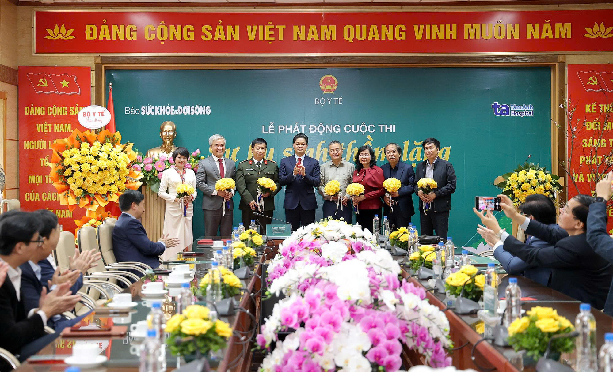 trao-hoa-ban-giam-khao.jpg