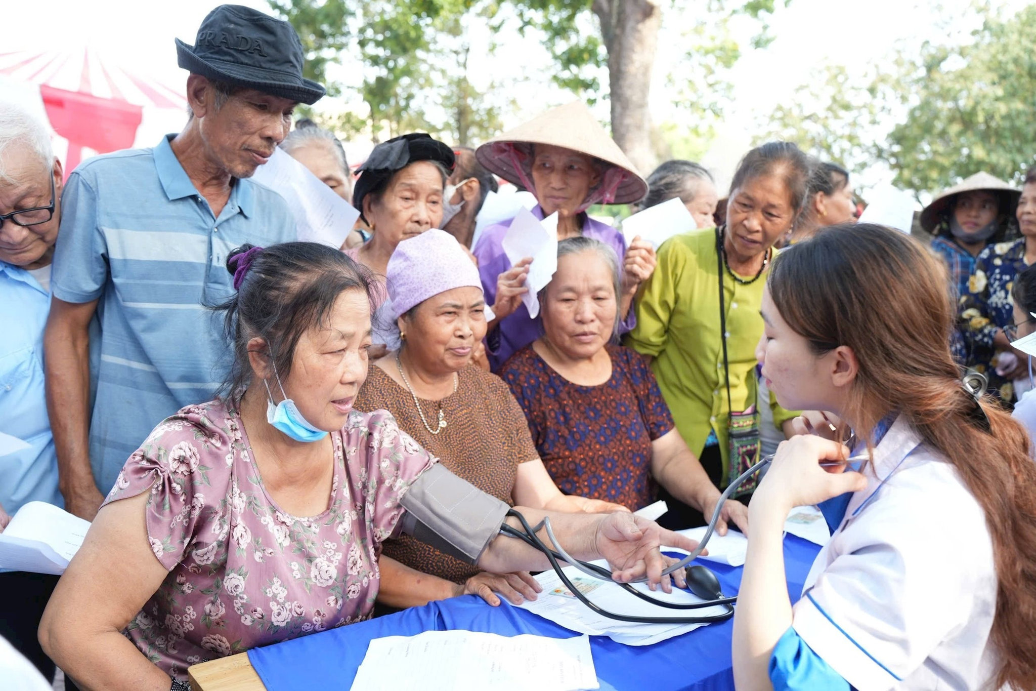 Người dân xã Minh Châu được thăm khám, cấp phát thuốc miễn phí