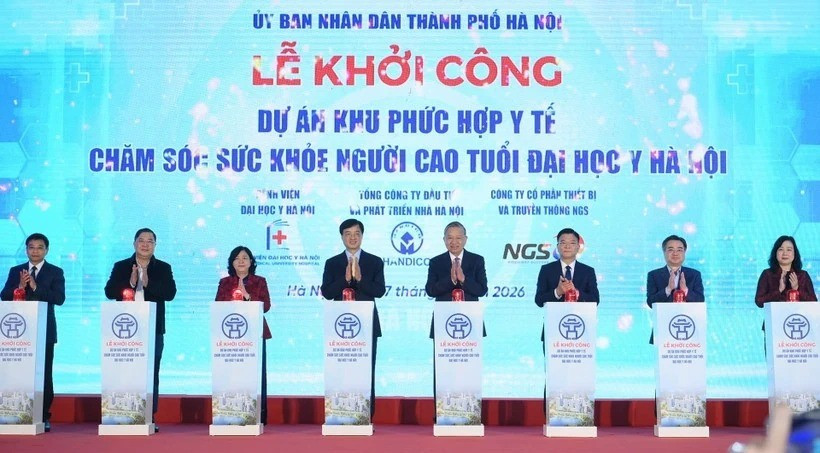 Tổng Bí thư Tô Lâm và các đại biểu thực hiện nghi thức khởi công xây dựng Khu phức hợp y tế - Chăm sóc sức khỏe người cao tuổi Đại học Y Hà Nội. Ảnh: PV