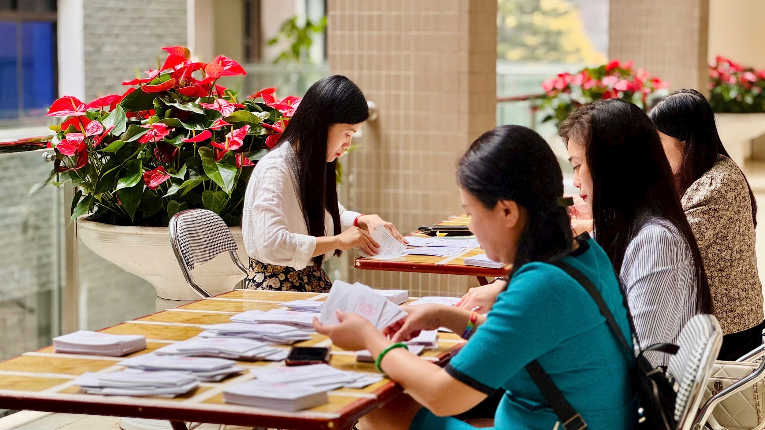 Có những thời điểm, các cán bộ của Phường phải làm việc xuyên đêm để đảm bảo tiến độ công việc.