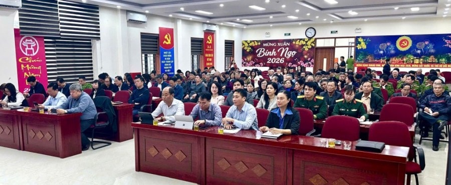 Đảng viên học tập Nghị quyết tại điểm cầu phường Định Công. Ảnh: ĐC