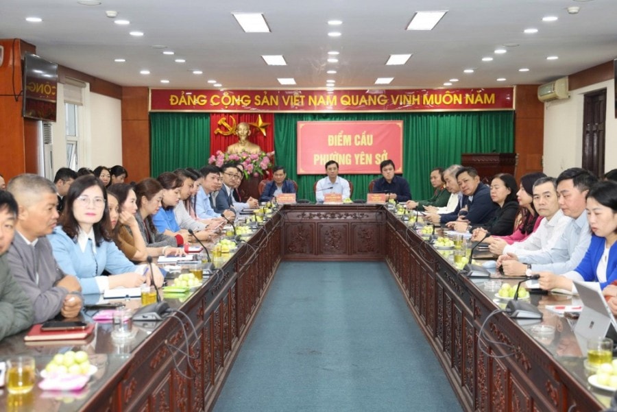 Các cán bộ, đảng viên học tập tại điểm cầu phường Yên Sở. Ảnh: YS