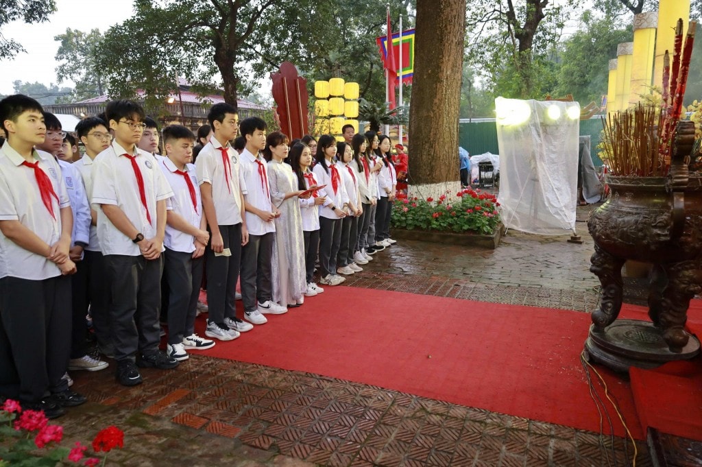 Các em học sinh dâng hương, tìm hiểu về truyền thống cùng đình xưa