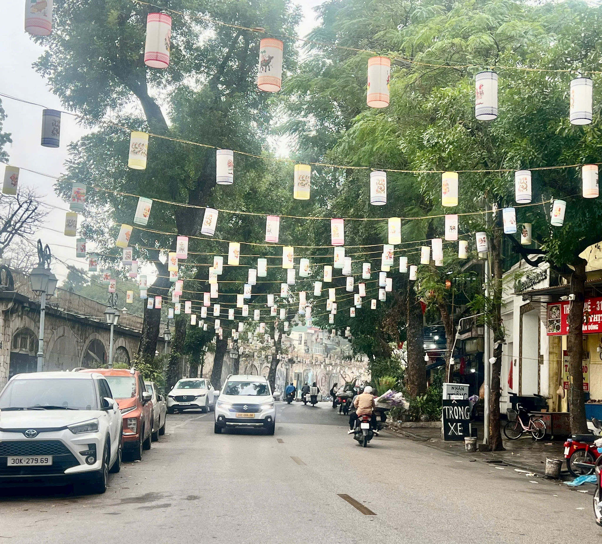 Không gian tại Phố bích họa Phùng Hưng (phường Hoàn Kiếm) được trang trí tái hiện ký ức Hà Nội xưa. ảnh: DN
