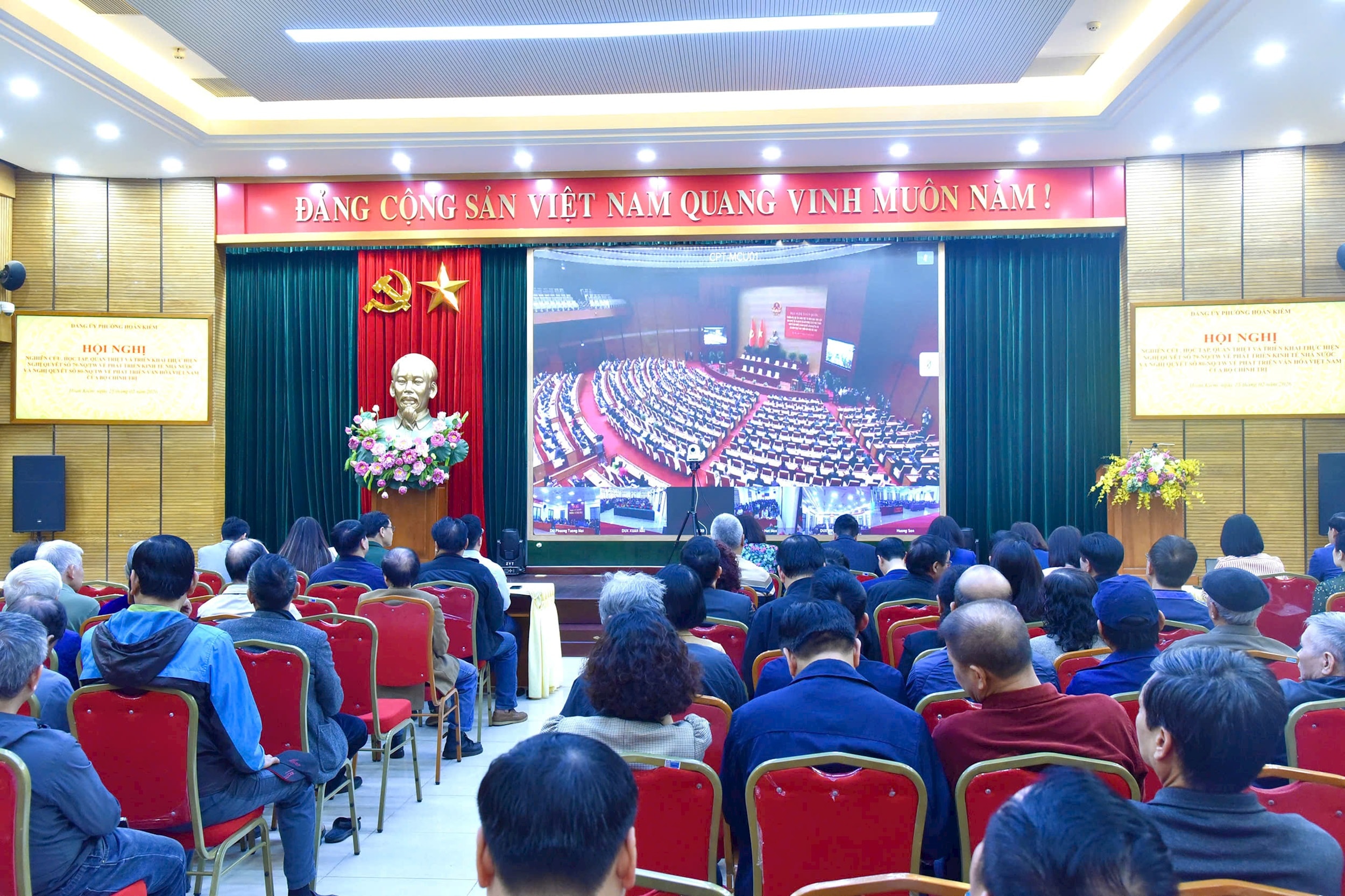 Cán bộ, đảng viên phường Hoàn Kiếm học tập, quán triệt Nghị quyết sáng 25-2. Ảnh: Kiều Trang