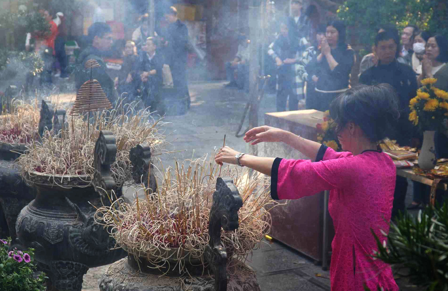 nhung-lu-huong-lon-dat-o-san-de-nguoi-dan-thap-huong-truoc-khi-vao-le-chua-quan-su-phuong-cua-nam-.-anh-minh-vu.jpg