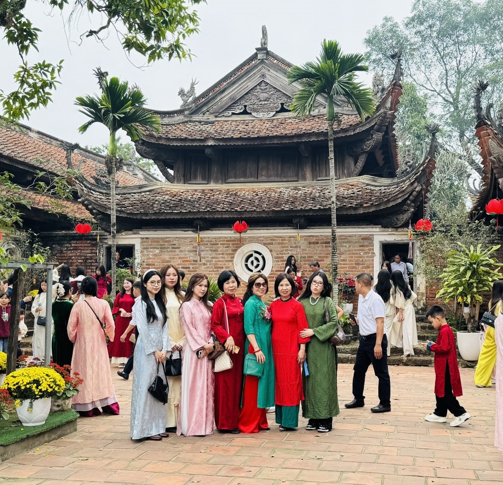 Đi lễ đầu năm với những trang phục trang trọng, lịch sự làm nhân lên nét đẹp văn hóa của người Hà Nội (Ảnh: Hương Thu)
