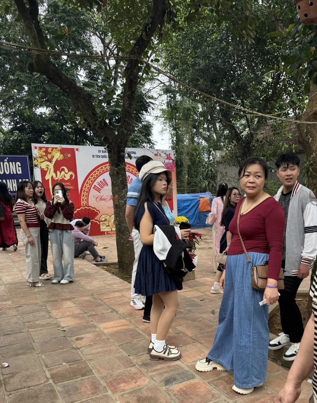 Nên phân biệt rõ đi chơi và đi lễ (Ảnh: HG)