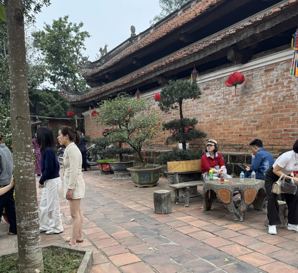 Những trang phục không phù hợp làm ảnh hưởng tới không gian linh thiêng (Ảnh: HG)